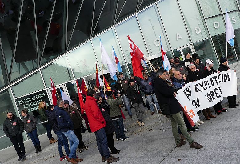 17-12-05 ProtestaDespidoCorenServicarneXulgadosOurense02.JPG